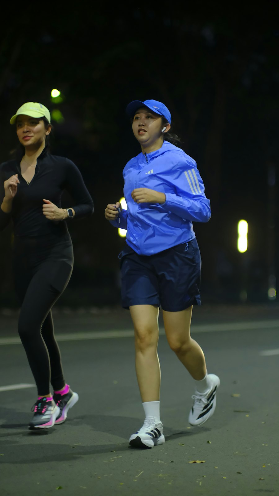 Groupe de coureurs de nuit en ville