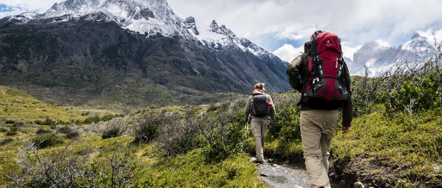 Deux randonneurs sur un sentier de montagne
