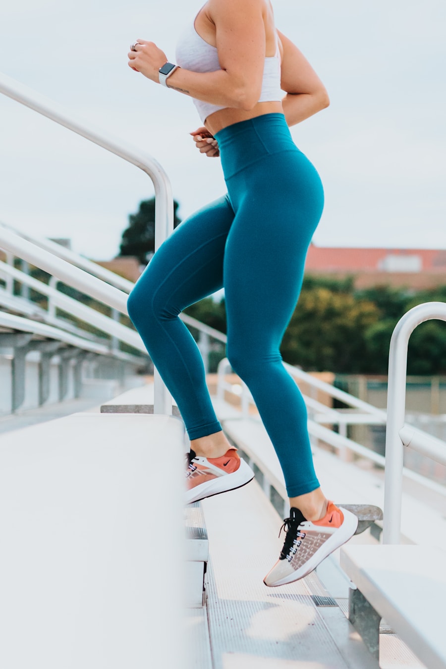 Sportive qui monte les marches d’un stade
